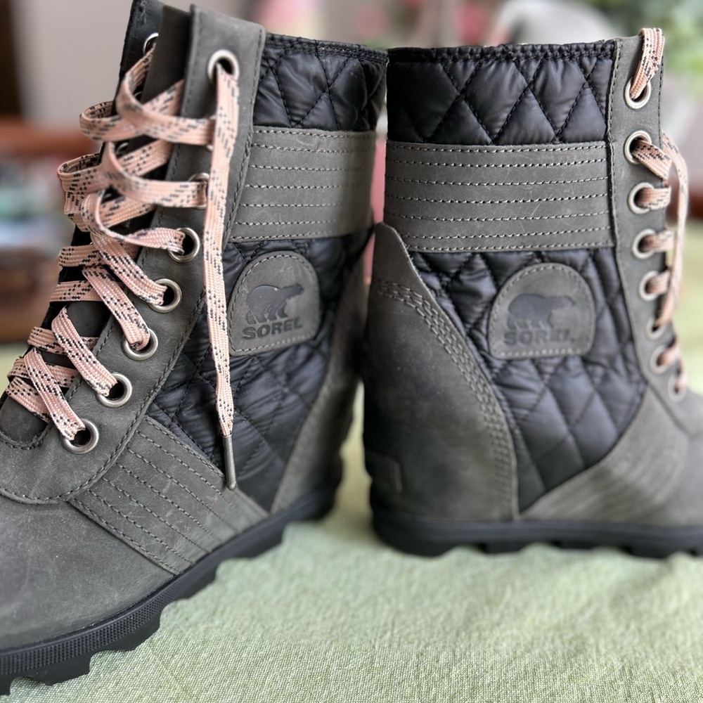 NWOT Sorel Black and Army Green Lace Up Boots with Quilted Design 7 1/2 Women